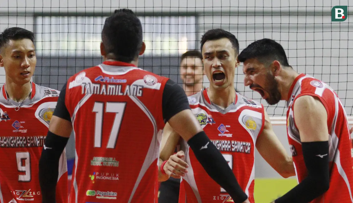 Pada set pertama, kedua tim langsung menyuguhkan pertandingan yang sengit.Pada akhirnya, Jakarta Pertamina Pertamax pun harus mengakui ketangguhan dari anak-anak Surabaya dengan skor 25-19. (Bola.com/M Iqbal Ichsan)
