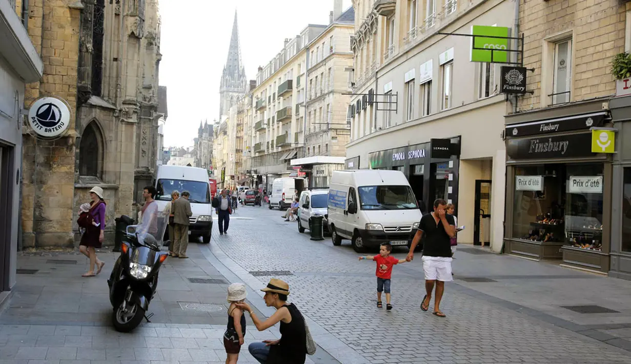 Kini, sepanjang Rue Saint-Pierre, Caen menjadi salah satu pusat perbelanjaan di Perancis. Tampak beberapa wisatawan berjalan di daerah yang pernah hancur lebur setelah pendaratan D - Day , (23/8/2013). (REUTERS/Chris Helgren)