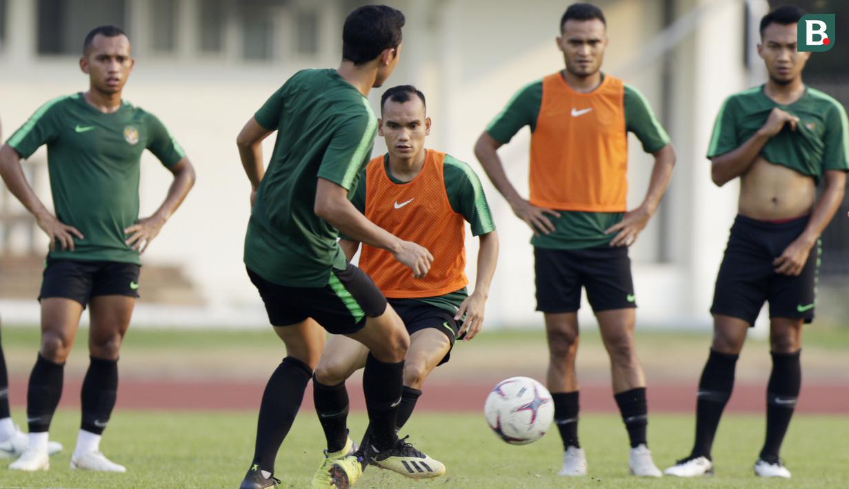 Pemain Timnas Indonesia, Riko Simanjuntak, berusaha merebut bola saat latihan di Universitas Kasetsart, Bangkok, Kamis (15/11). Latihan ini persiapan jelang laga Piala AFF 2018 melawan Thailand. (Bola.com/M. Iqbal Ichsan)