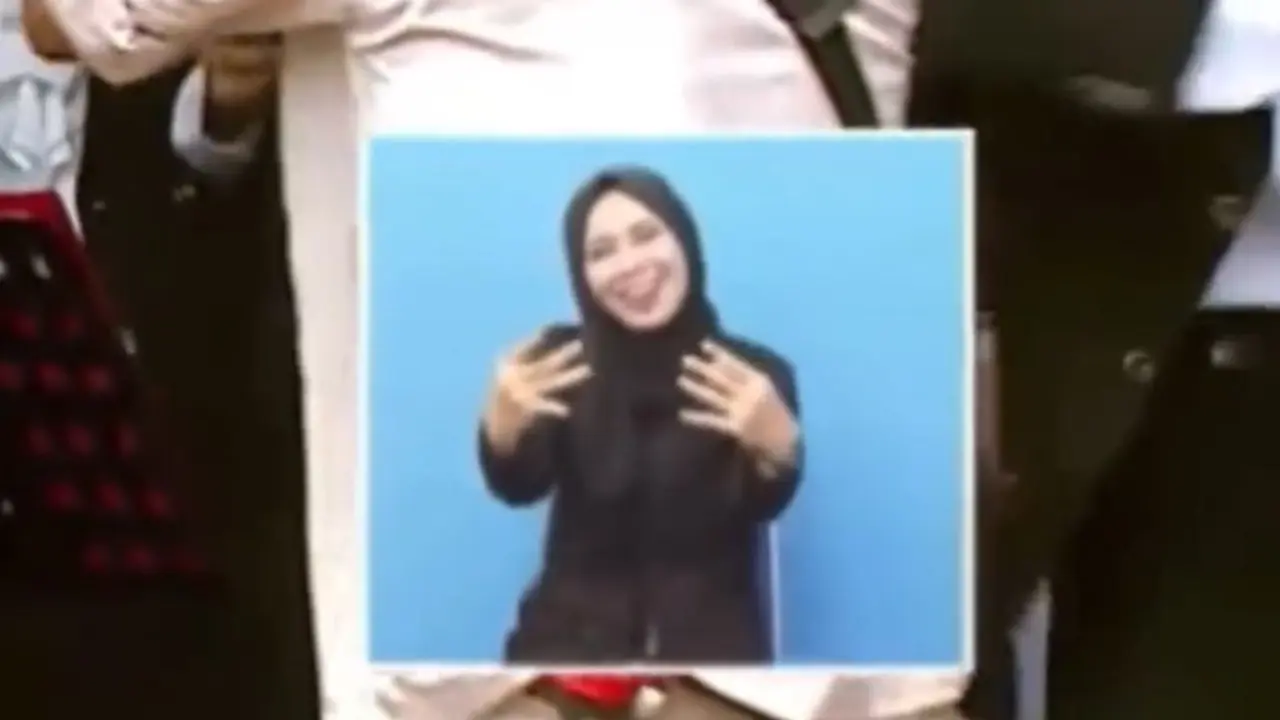 Penerjemah bahasa isyarat Winda Utami kembali bertugas dalam Upacara HUT RI ke-78 yang digelar di Istana Merdeka Jakarta. Ia dengan asik menerjemahkan lagu Rungkad yang tengah dinyanyikan Putri Ariani.