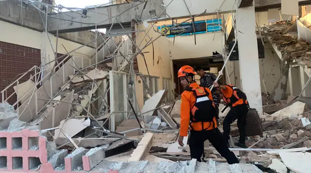 Tim SAR Evakuasi Korban Gempa NTT M 7,7 di Maumere