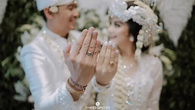 [Fimela] Pernikahan Tiwi Eks T2