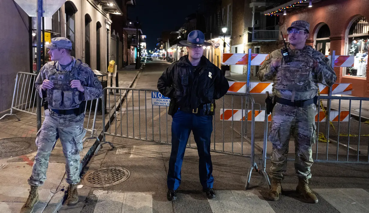 Otoritas setempat mengatakan, sedikitnya 15 orang tewas dan puluhan lainnya mengalami luka akibat insiden yang terjadi di persimpangan Bourbon dan Canal Streets di lingkungan French Quarter pada Rabu dini hari 1 Januari 2025. (ANDREW CABALLERO-REYNOLDS/AFP)
