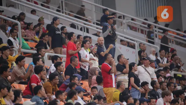 Suasana Penonton di JIS