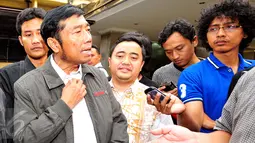 Wakil Ketua DPRD DKI Jakarta Abraham Lunggana memberikan keterangan pers usai diperiksa Bareskrim Polri terkait dugaan korupsi pengadaan alat printer dan scanner (3D) pada 25 SMAN/SMKN di Jakarta Barat, Senin (15/6/2015). (Liputan6.com/Yoppy Renato)