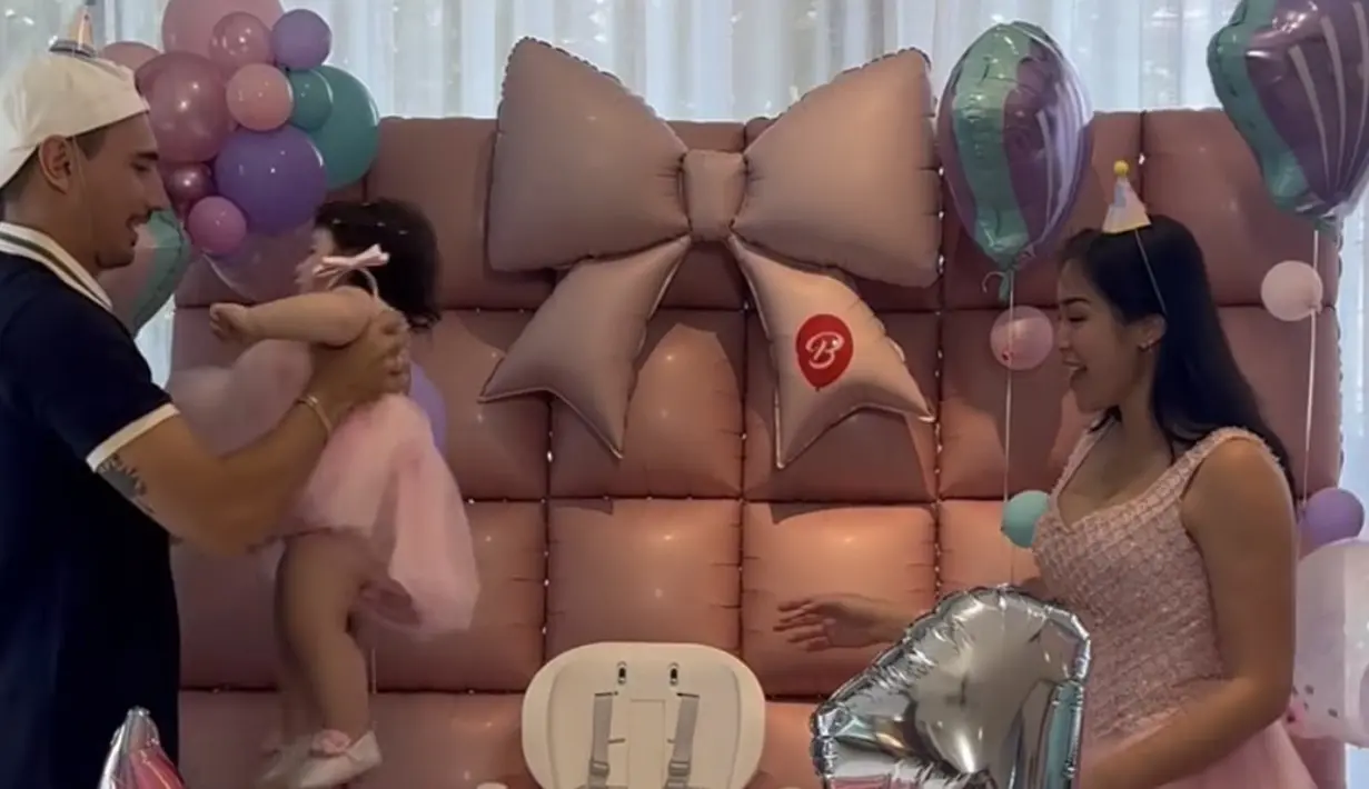 Dalam video tersebut terlihat warna pink mendominasi dekorasi backdrop ulang tahun Hagia. Dekorasi seperti backdrop balon pink dengan pita besar. Ada juga beberapa balon mermaid dan tak lupa balon angka 1 menandakan umur Hagia.  [@inijedar]