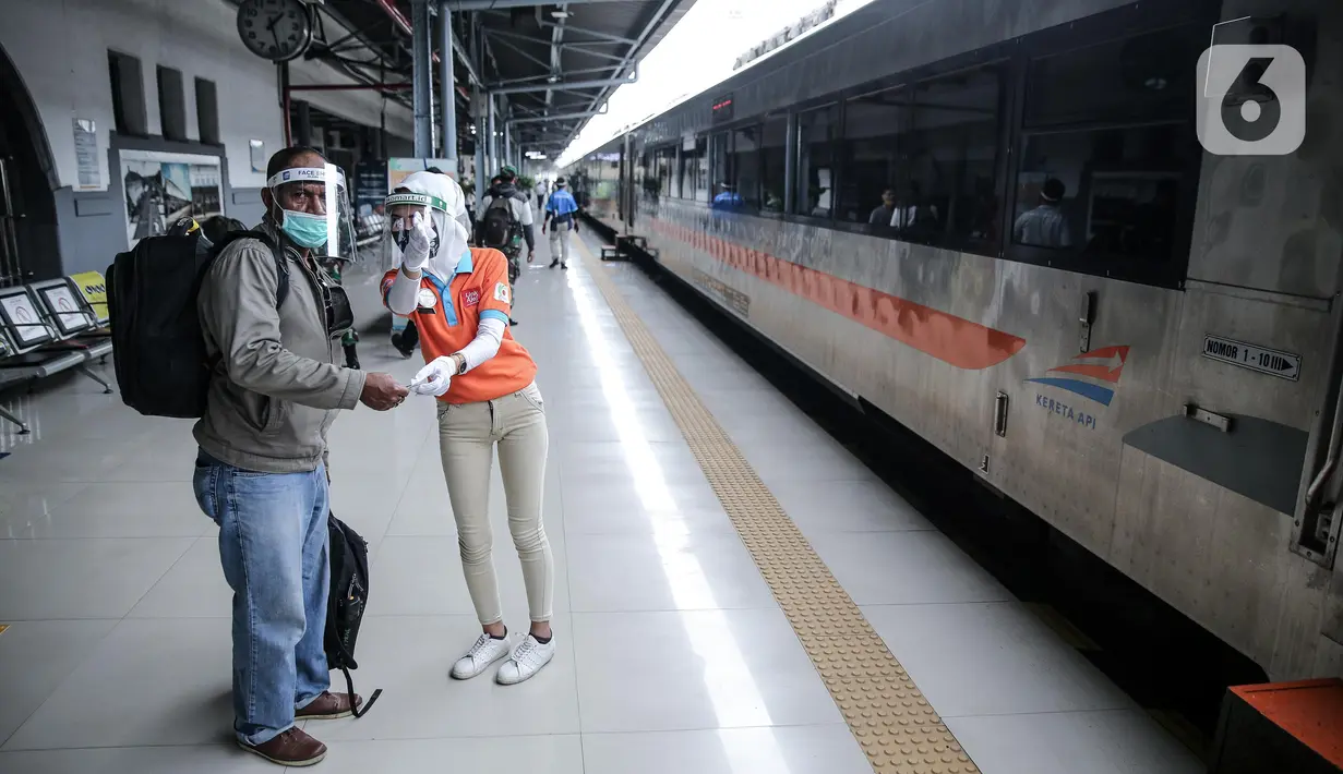 Petugas melayani calon penumpang di Stasiun Pasar Senen, Jakarta, Jumat (10/7/2020). PT KAI telah mengoperasikan lima perjalanan kereta jarak jauh untuk tujuan Bandung, Cirebon, dan Surabaya mulai Jumat 10 Juli 2020. (Liputan6.com/Faizal Fanani)