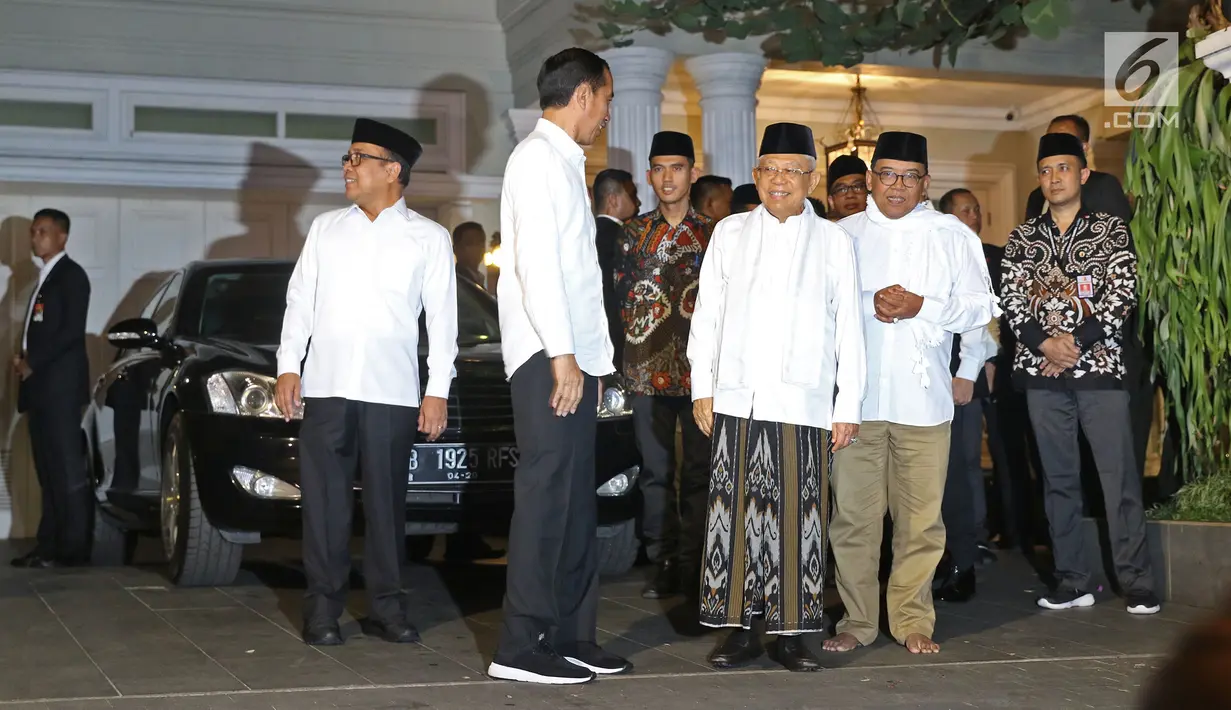 Pasangan capres-cawapres nomor urut 01 Joko Widodo (dua kiri) dan Ma'ruf Amin (tiga kanan) menemui wartawan saat tiba di kediaman Ma'ruf Amin, Menteng, Jakarta, Kamis (27/6/2019). Jokowi menjemput Ma'ruf untuk nonton bareng sidang putusan MK di Lanud Halim Perdanakusuma.(Liputan6.com/HermanZakharia)