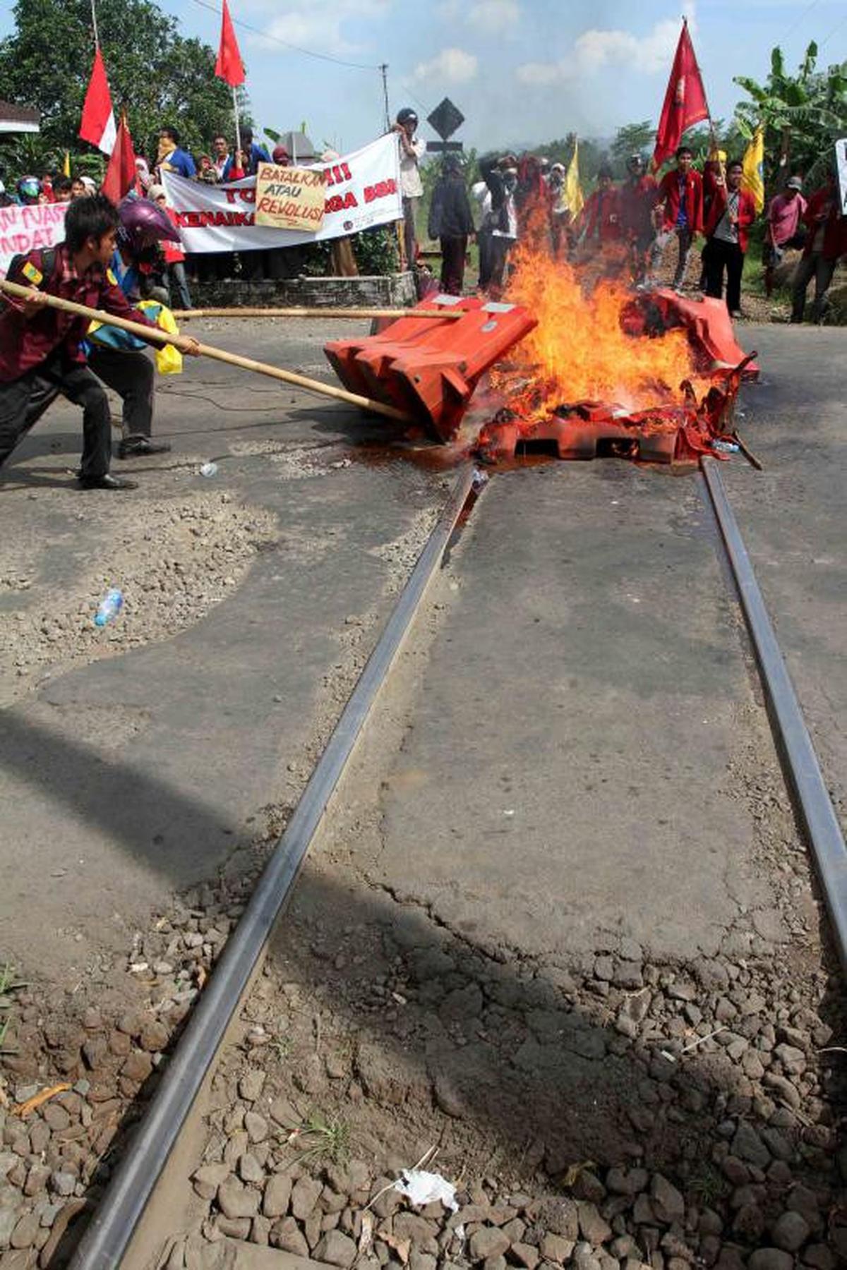 Rel diblokir, perjalanan KA terganggu