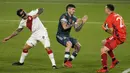 Kiper Argentina Emiliano Martinez mencegat tembakan pemain Peru Gianluca Lapadula (kiri) pada pertandingan kualifikasi Piala Dunia 2022 di Buenos Aires, Argentina, Kamis (14/10/2021). Argentina menang 1-0. (AP Photo/Natacha Pisarenko)