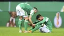 Gelandang Werder Bremen, Maximilian Eggestein (kiri) menghibur rekannya, Theodor Gebre Selassie usai dikalahkan RB Leipzig 1-2 melalui babak perpanjangan waktu dalam laga semifinal DFB Pokal di Weserstadion, Bremen, Jumat (30/4/2021). (AP/Carmen Jaspersen/Pool)