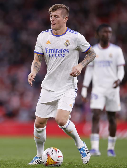 Gelandang Real Madrid, Toni Kroos mengontrol bola saat bertanding melawan Athletic Bilbao pada pertandingan lanjutan La Liga Spanyol di stadion San Mames di Bilbao, Spanyol, Kamis (23/12/2021). Madrid menang atas Bilbao 2-1. (AP Photo/Ricardo Larreina)