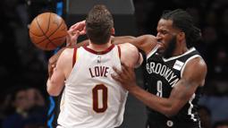 Pebasket Brooklyn Nets, DeMarre Carroll, berebut bola dengan pebasket Cleveland Cavaliers, Kevin Love, pada laga NBA di Barclay Arena, Senin (26/3/2018). Cleveland Cavaliers menang 121-114 atas Brooklyn Nets. (AP/Kathy Willens)