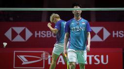 Memulai laga dengan meyakinkan, Marcus Fernaldi Gideon/Kevin Sanjaya Sukamuljo sempat unggul jauh 12-5. Namun perlahan akibat terbawa ritme Liu Yu Chen/Ou Xuan Yi, The Minions hampir terkejar hingga skor 17-18. Kembali fokus di poin-poin akhir, Marcus/Kevin mampu mengambil game pertama dengan keunggulan 21-19. (Bola.com/Bagaskara Lazuardi)