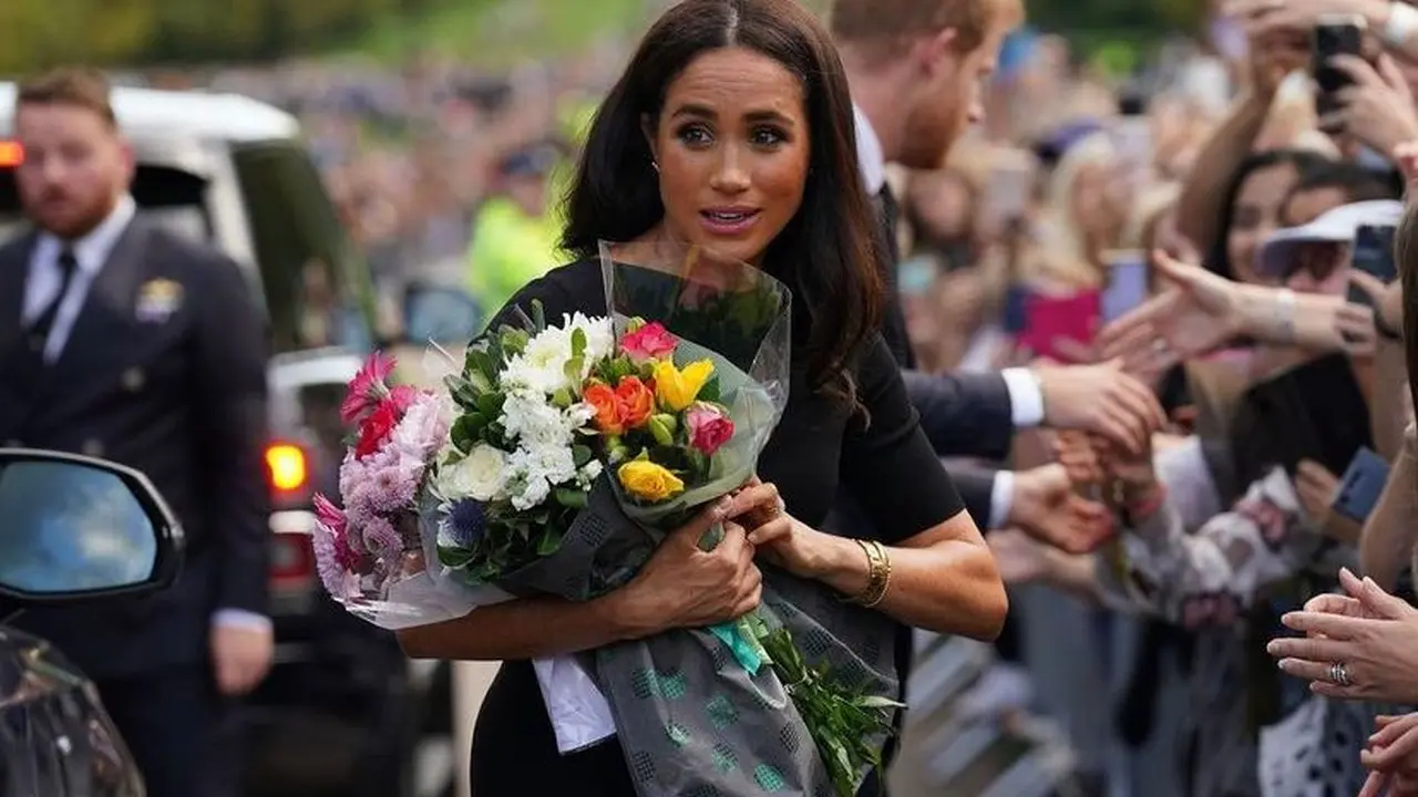 Momen Meghan Markle Dipeluk Penggemar saat Berkunjung ke Kastil Windsor, Bukti Masih Diterima Inggris