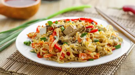 Sagu goreng renyah dengan tekstur keemasan, disajikan hangat bersama taburan cabai bubuk untuk cita rasa pedas gurih