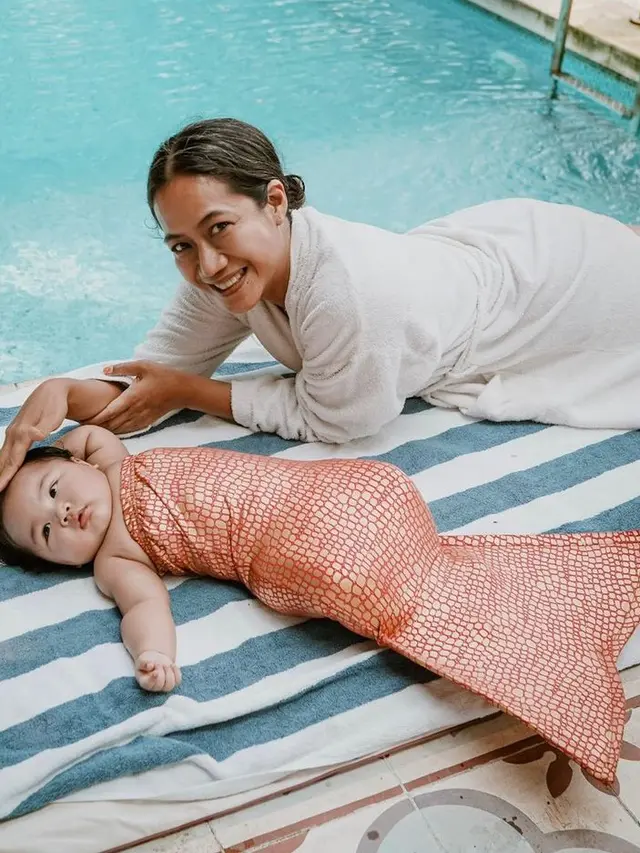 Sutradara Nia Dinata berfoto dengan Xarena putri Siti Badriah dan Krisjiana menggunakan kostum mermaid. (Foto: Instagram/ibunia)