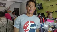 Kiper Persib Bandung, I Made Wirawan mulai merambah dunia usaha dengan membuka toko olahraga di Jalan Antapani, Bandung. (Bola.com/Bagas Rahadyan)