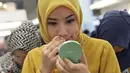 Peserta berdandan saat mengikuti audisi Putri Muslimah Indonesia 2016 di Jakarta, Minggu (24/4). Ajang tersebut diadakan untuk mencari bakat terbaik dari muslimah yang memiliki kriteria akhlak, bakat, dan cantik. (Liputan6.com/Immanuel Antonius)