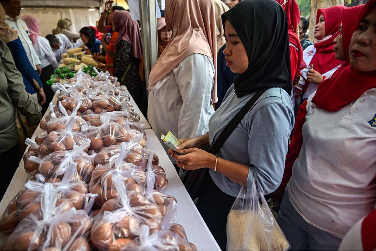 FOTO: Antrean Panjang di Surabaya, 10 Ton Beras Murah Ludes Diserbu Warga