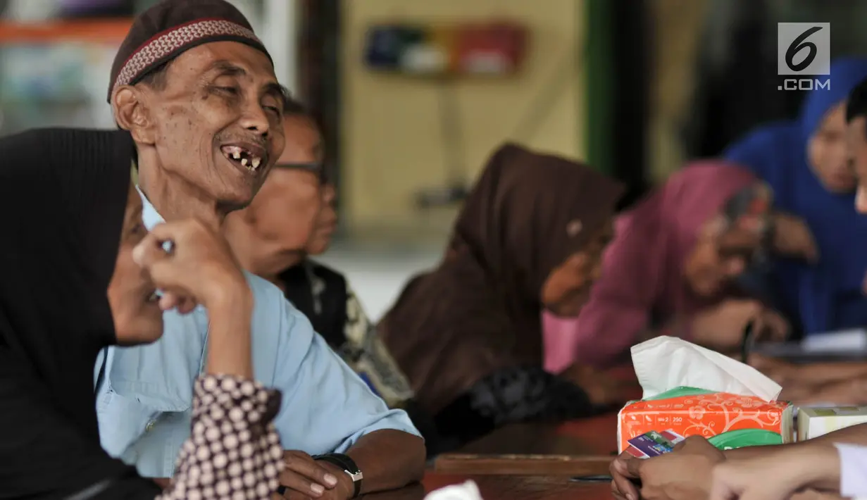 Warga menerima Kartu Lansia Jakarta (KLJ) saat pendistribusian di Jakarta Islamic Center, Koja, Rabu (24/4). Penerima KLJ mendapatkan Rp 600.000 per bulan sebagai bentuk pemberian bantuan sosial untuk pemenuhan kebutuhan dasar bagi lanjut usia. (merdeka.com/Iqbal S. Nugroho)