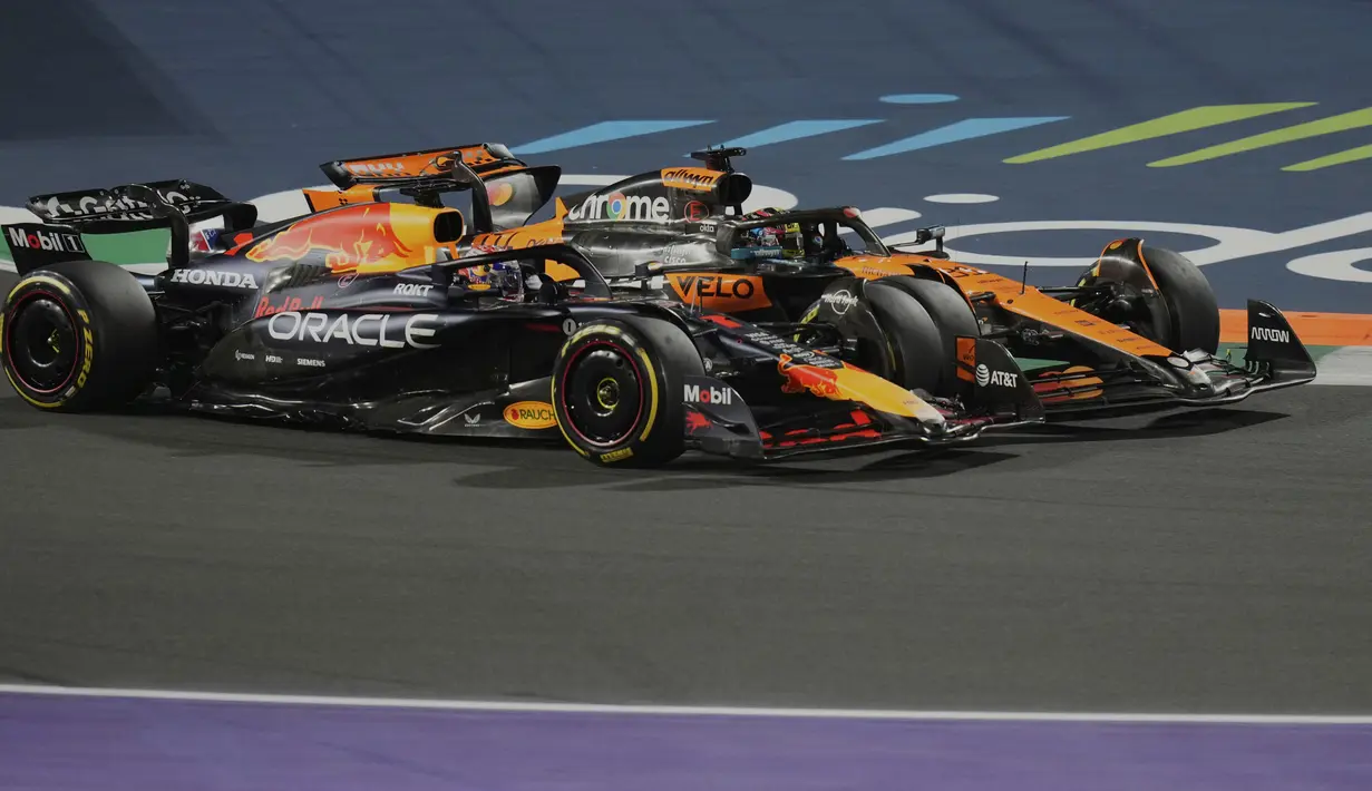 Pembalap McLaren, Oscar Piastri (kanan) berduel dengan pembalap Red Bull, Max Verstappen saat Formula 1 GP Arab Saudi yang berlangsung di Sirkuit Jeddah Corniche, Arab Saudi, Minggu (20/04/2025) waktu setempat. (AP Photo/Darko Bandic)