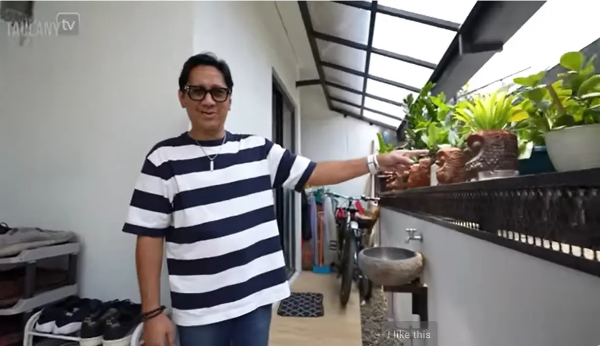 Meski tak terlalu besar, tapi rumah Gilang sangat nyaman. Dari hasil kerja kerasnya, ia bisa merenovasi total rumah orangtuanya. Depan tampak asri dengan banyak pot bunga. [Youtube/TAULANY TV]