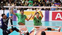 Timnas bola voli putra Indonesia memastikan lolos ke semifinal SEA Games 2023 dengan status juara Grup A setelah pada laga pamungkas Grup A sukses menggebuk Kamboja dengan skor 3-0 (25-18, 25-21, 25-16) di Olympic Complex Indoor Main Hall, Phnom Penh, Kamboja, Sabtu (6/5/2023). Hasil ini menjadi kemenangan ketiga dengan skor 3-0 dari tiga laga setelah sebelumnya Filipina dan Singapura yang menjadi korban. Tim asuhan pelatih Jeff Jiang Jie dipastikan bertemu Vietnam dalam laga semifinal yang akan digelar Minggu, 7 Mei 2023. (Bola.com/Abdul Aziz)