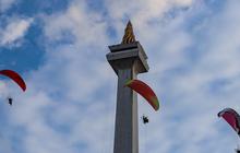 VIDEO: Prabowo Terpukau, Lihat Aksi Penerjun Hiasi Langit Monas Saat HUT Bhayangkara