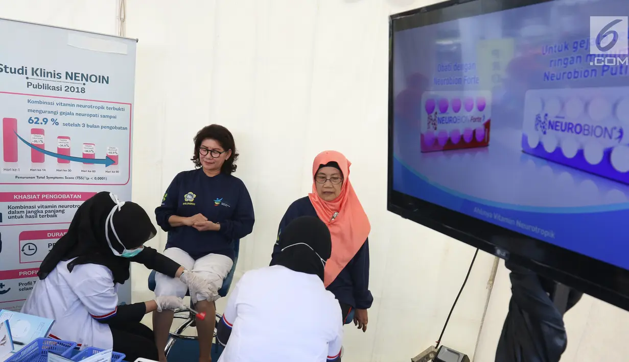 Para lansia memeriksa kesehatan saraf di booth Neuropathy Check Point saat CFD di Jakarta, Minggu (7/7/2019). Kemenkes bersama Neurobion, produsen vitamin neurotropik dari P&G Health Indonesia memberikan cek kesehatan mengenai risiko neuropati di acara puncak HLUN 2019. (Liputan6.com/Angga Yuniar)