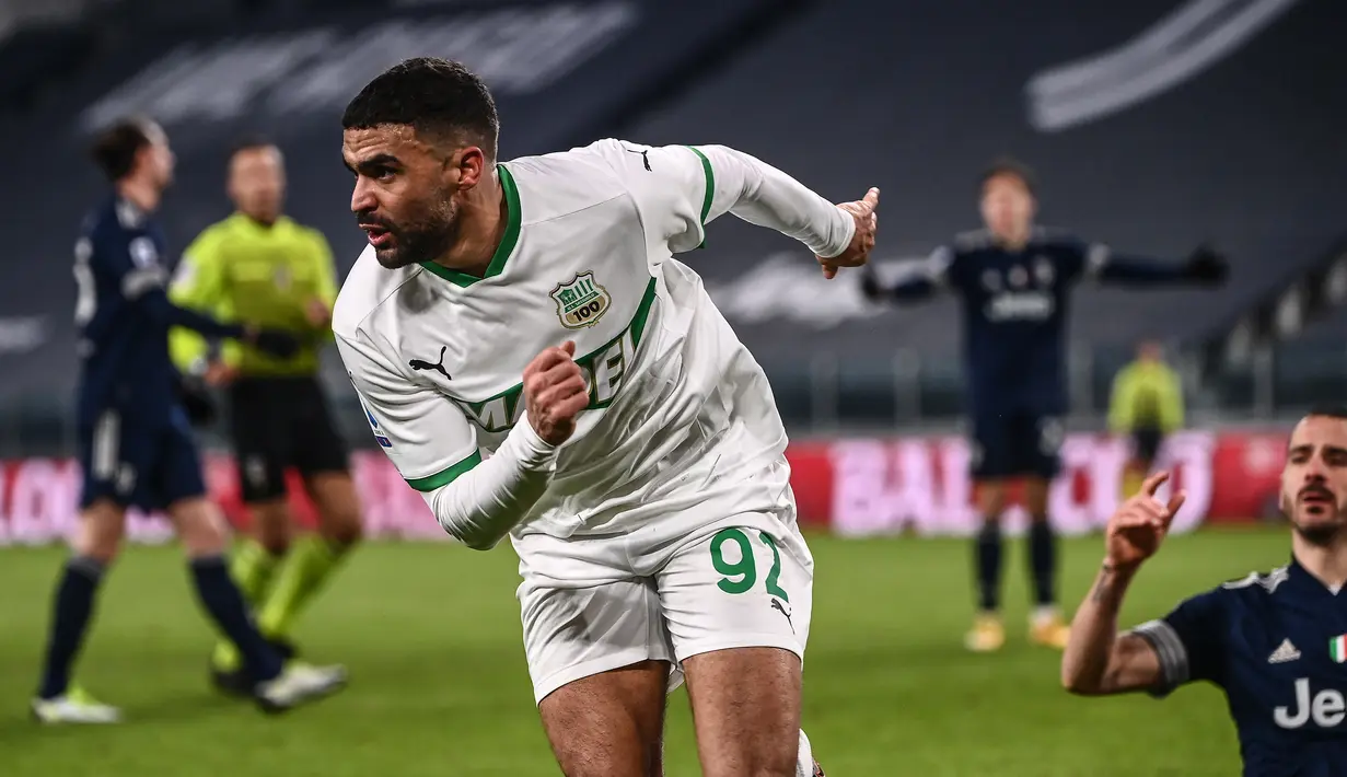 Striker Sassuolo, Gregoire Defrel melakukan selebrasi usai mencetak gol penyeimbang 1-1 ke gawang Juventus dalam laga lanjutan Liga Italia Serie A 2020/21 pekan ke-17 di Juventus Stadium, Minggu (10/1/2021). Sassuolo kalah 1-3 dari Juventus. (AFP/Marco Bertorello)