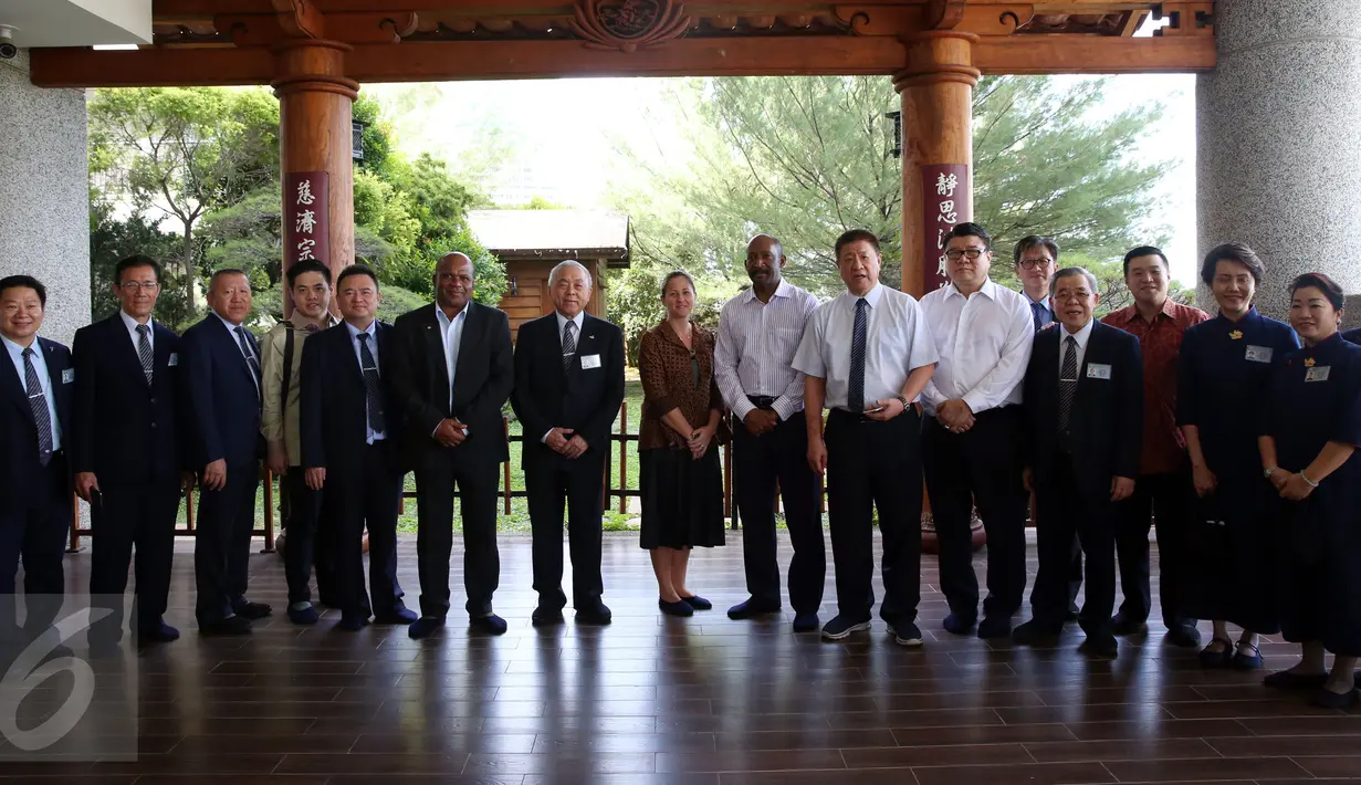 Wakil Presiden Negara Republik Seychelles Mr Vincent Meriton saat mengunjungi Yayasan Buddha Tzu Chi Indonesia di Jakarta, Rabu (8/3). Kunjungan tersebut dalam agenda kerjanya di Jakarta. (Liputan6.com/JohanTallo)
