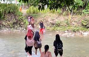 Sempat Viral Pelajar SD Terpencil di Sulteng Berenang ke Sekolah, Kini Jembatan Dibangun