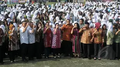 Menteri Koordinasi Bidang Pembangunan Manusia dan Kebudayaan, Puan Maharani (tengah) bersama ribuan pelajar minum jamu bersama di Alun-alun Satya Negara Sukoharjo, Jawa Tengah, Rabu (1/4/2015). (Liputan6.com/Johan Tallo)
