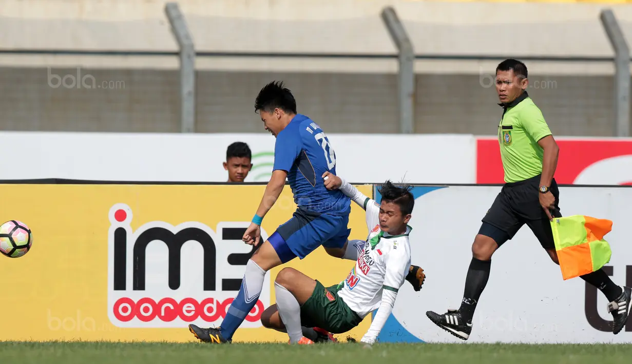 Pemain Persib Bandung U-19, Muchamad Wildan Nugraha (kiri) mencoba melewati adangan pemain PS TNI U-19 pada lanjutan Liga 1 2017 U-19 di Stadion Si Jalak Harupat, Sabtu (05/8/2017). (Bola.com/Nicklas Hanoatubun)