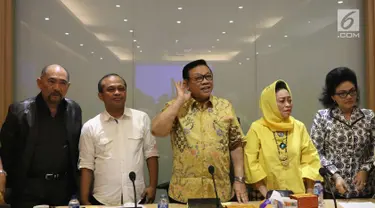 Ketua Dewan Pakar DPP Partai Golkar Agung Laksono (tengah), didampingi anggota Dewan Pakar Golkar jelang rapat kelanjutan kepemimpinan dan penetapan pelaksana tugas paska penahanan Setya Novanto, Jakarta, Senin (20/11). (Liputan6.com/Angga Yuniar)