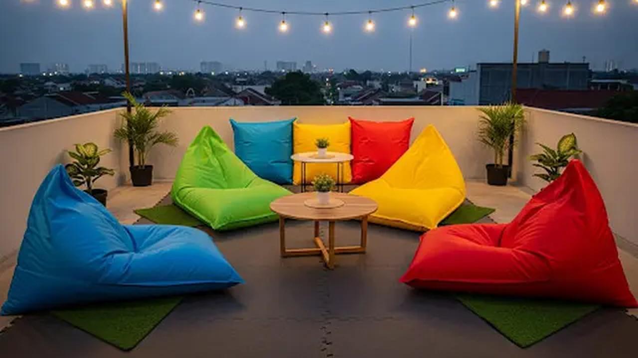 Desain Rooftop dengan Meja Lesehan dan Beanbag/Rooftop Rumah Sederhana Ukuran 4x4 (Sumber: gemini.com)