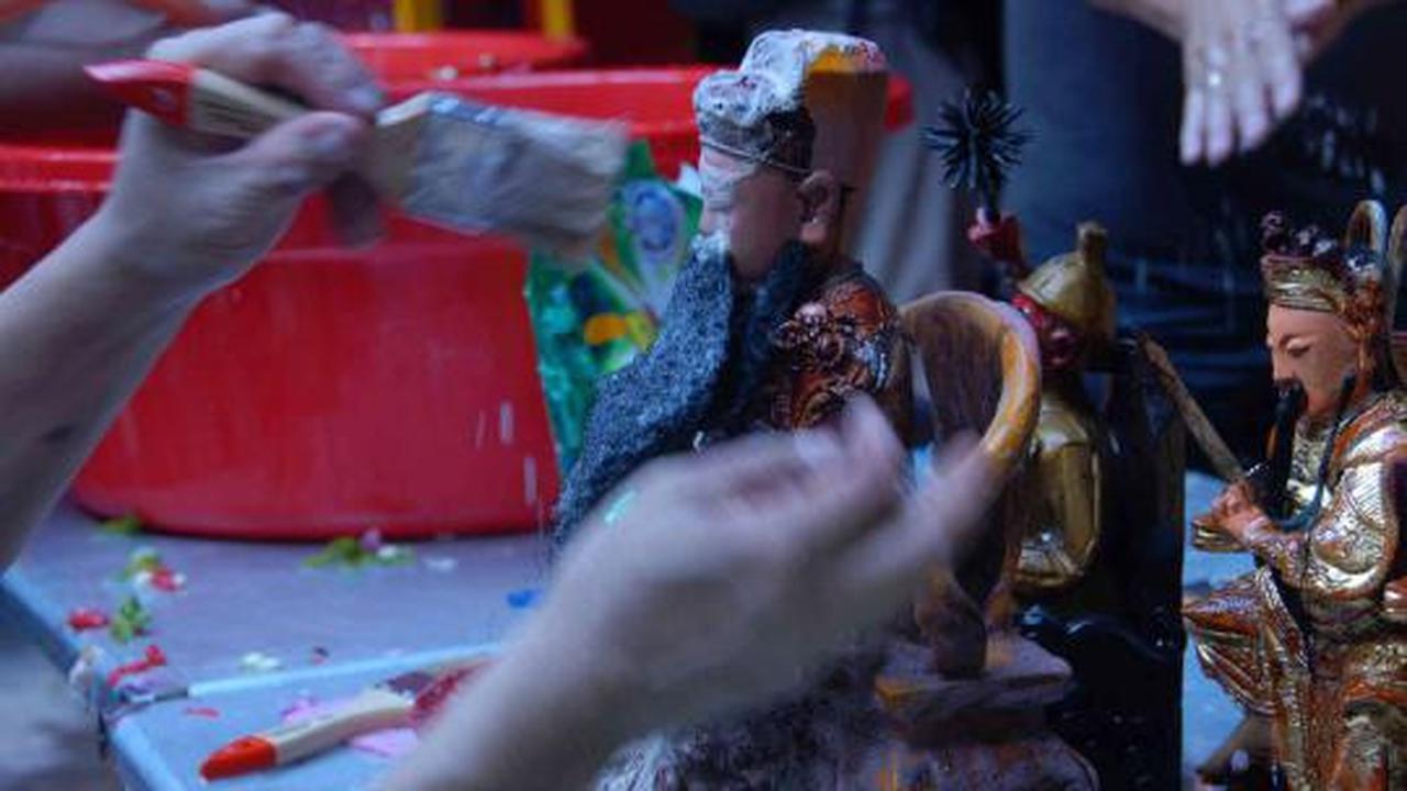 Memandikan patung dewa jelang perayaan Imlek