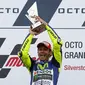 Pebalap Movistar Yamaha Valentino Rossi memenangi balapan MotoGP Inggris Raya di Sirkuit Silverstones, Minggu (30/8/2015).  (Liputan6.com/REUTERS/Darren Staples)