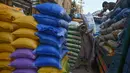 Seorang buruh Pakistan menurunkan karung beras di pasar grosir di Karachi (8/4). Karachi adalah kota pelabuhan. Walikotanya saat ini dijabat oleh Syed Mustafa Kamal. AFP Photo/Rizwan Tabassum)