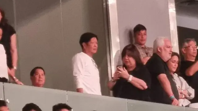 Presiden Filipina Ferdinand Marcos Jr menuai kritik karena menghadiri konser band rock Coldplay di Singapura menggunakan helikopter kepresidenan. (PHILCONCERTS/X)