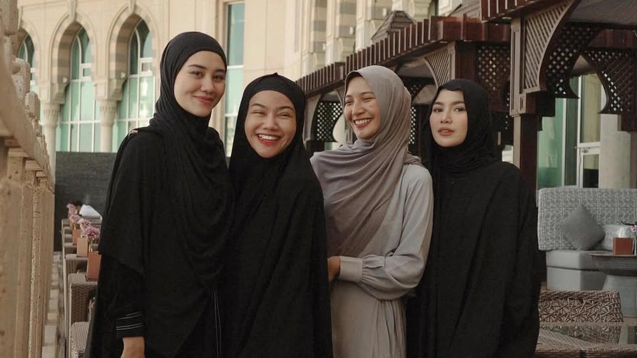 7 Potret Cantik Berhijab Mahalini, Yura Yunita, Sheila Dara dan Aaliyah Massaid saat Umrah ke Tanah Suci Mekkah Bareng