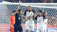 Dua pemain PSM Makassar, Yuran Lopes (tengah) dan Safrudin Tahar memprotes keputusan wasit pada laga pekan pertama BRI Liga 1 2023/2024 antara Persija Jakarta menghadapi PSM Makassar di Stadion Utama Gelora Bung Karno (SUGBK), Senayan, Jakarta, Senin (3/7/2023). (Bola.com/M Iqbal Ichsan)