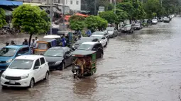 Sejumlah kendaraan melintas di jalanan yang terendam banjir setelah hujan lebat mengguyur Lahore, Punjab, Pakistan, 20 Agustus 2020. Sebanyak 18 orang tewas dan banyak lainnya terluka akibat hujan lebat di Punjab. (Xinhua/Sajjad)