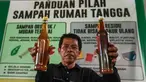 Pengurus RW 01 menunjukkan bahan bakar alternatif atau petasol hasil pengolahan sampah plastik di Jakarta, Senin (19/10/2026). Bahan bakar tersebut merupakan hasil pengolahan sampah plastik dan styrofoam yang dikumpulkan dari lingkungan warga. (KLY/Budy Santoso)