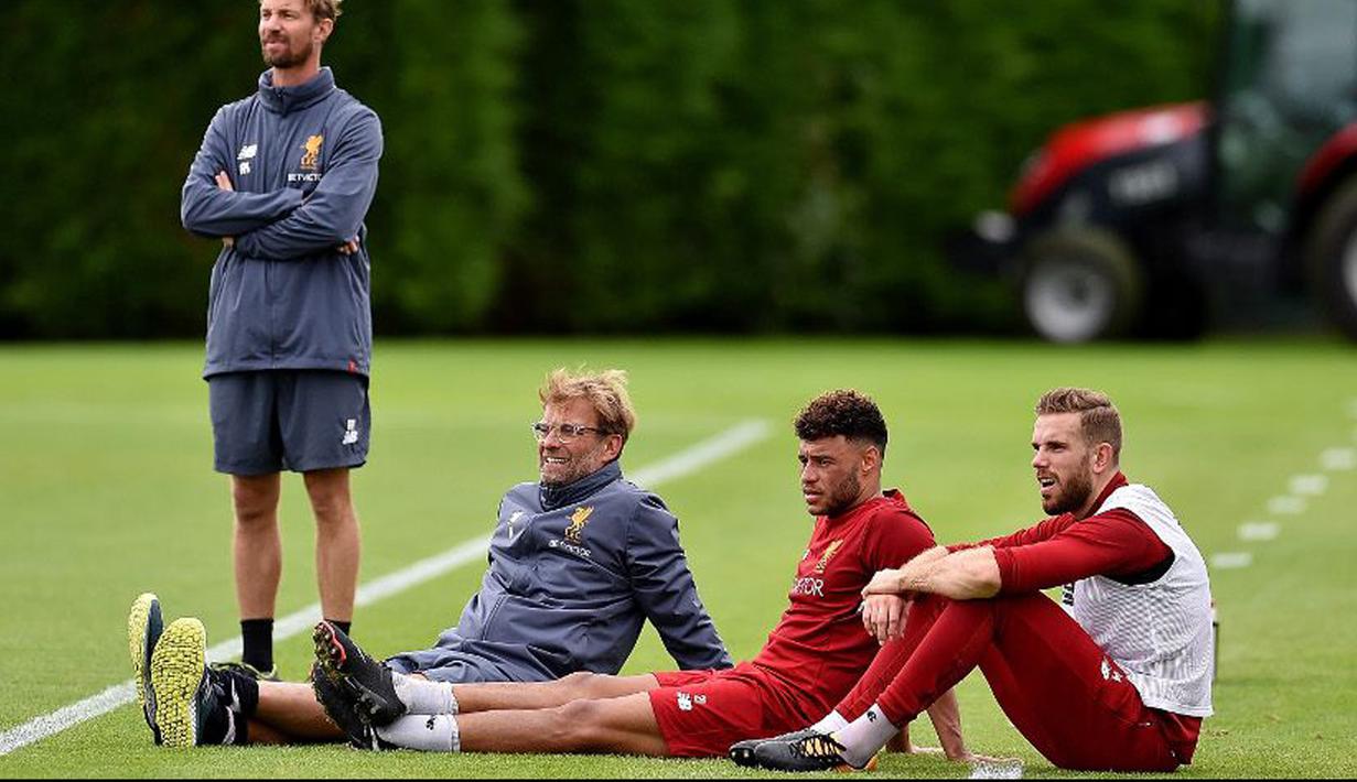 Alex Oxlade-Chambrlain (2kanan) menanti giliran bermain pada sesi latihan di Melwood Training Ground, Liverpool (7/9/2017). Latihan ini jelang melawan Manchester City pada pekan keempat Premier League. (Photo/Liverpoolfc)