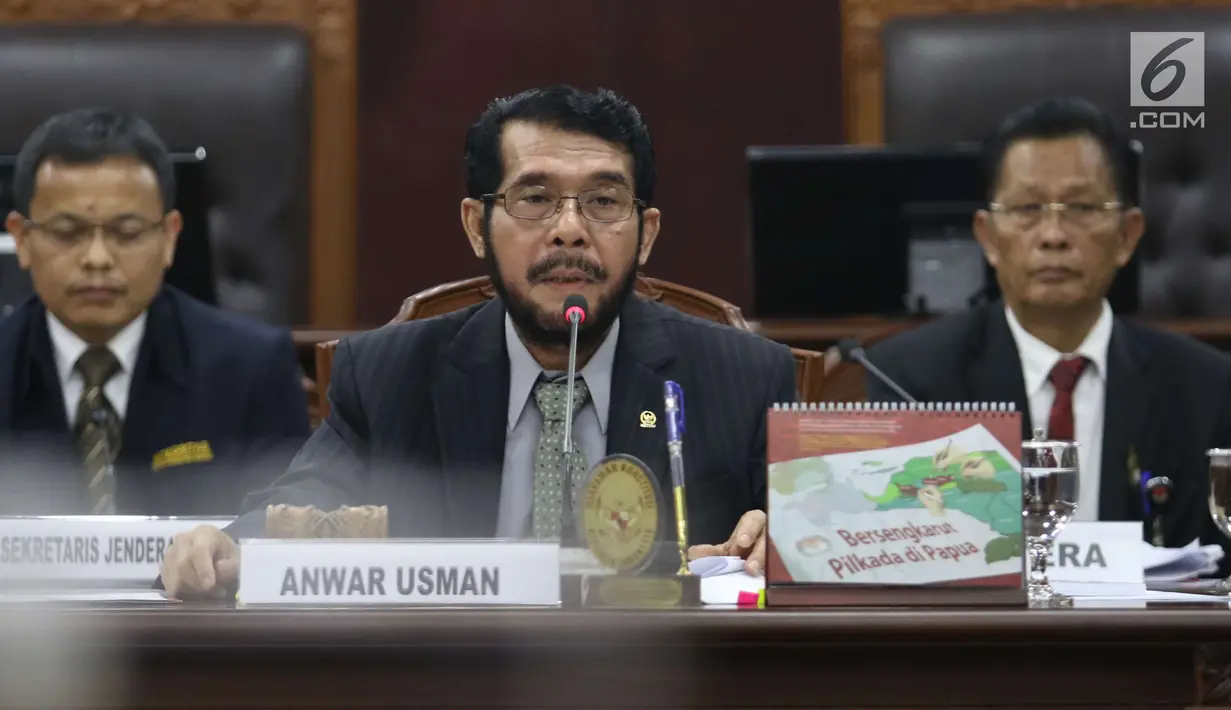 Ketua rapat pleno Anwar Usman saat pemilihan ketua Mahkamah Konstitusi di Jakarta, Senin (2/3). Pada pemilihan ketua MK ini para hakim konstusi melakukan voting untuk memilih ketua yang baru. (Liputan6.com/Angga Yuniar)