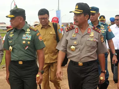 Kepala BNPB Willem Rampangilei (kiri), Panglima TNI Jendral Gatot Nurmantyo, Mendagri Tjahjo Kumolo meninjau pembangunan pabrik OKI Pulp & Paper Mills di Sungai Baung Kec Air Sugihan, OKI, Sumatra Selatan, Kamis (1/3). (Liputan6.com/Gempur M Surya) 