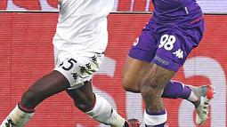 Pemain Fiorentina Igor (kanan) berebut bola dengan pemain Genoa Kelvin Yeboah pada pertandingan Liga Italia di Stadion Artemio Franchi, Firenze, Italia, 17 Januari 2022. Fiorentina menang 6-0. (Tano Pecoraro/LaPresse via AP)