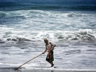 Marsiono, mencari undur-undur atau yutuk di bibir Pantai Bocor, Kabupaten Kebumen, Jawa Tengah, Sabtu (05/5). Satu kilogram undur-undur dihargai Rp 30 ribu. (Liputan6.com/Fery Pradolo)